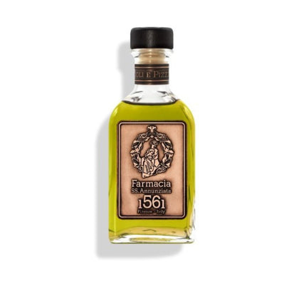 A glass bottle of Oliandoli e Pizzicagnoli DIFFUSER by Farmacia SS. Annunziata 1561, with a decorative emblem and yellow-green oil, stands against a white background. The rosemary lavender scent adds a calming touch.
