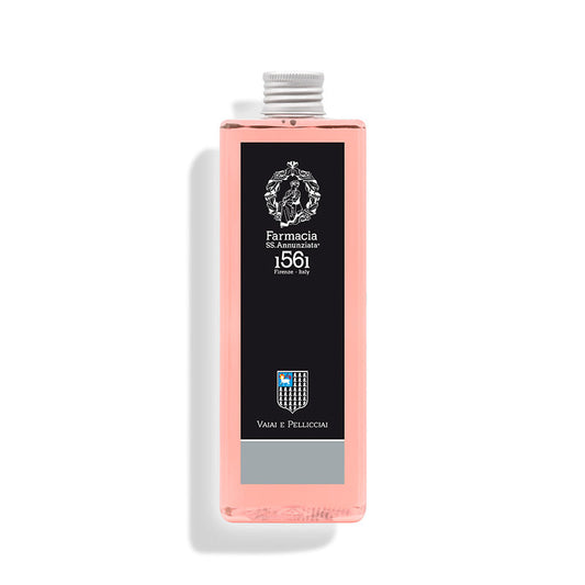 The Vaiai e Pellicciai REFILL by Farmacia SS. Annunziata 1561 is a rectangular clear bottle with pink liquid, a black label bearing the crest and shield emblem, white text, and a silver cap. It fills your home with a rosy fragrance.