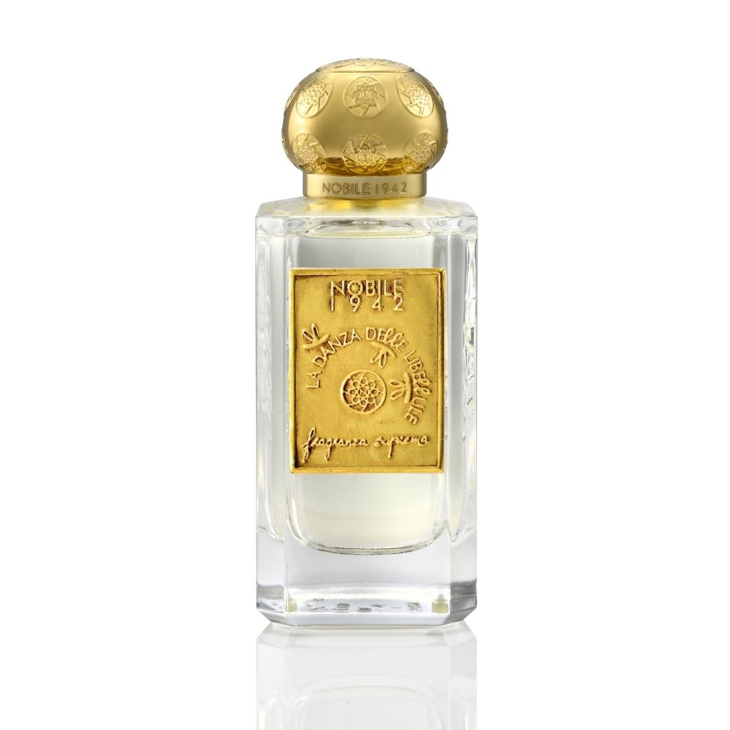 A clear glass bottle with a gold embossed label and round gold cap showcases Nobile 1942’s LA DANZA DELLE LIBELLULE EDP. The light yellow fragrance inside captures the gourmand allure of this captivating scent.