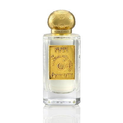 A clear glass bottle with a gold embossed label and round gold cap showcases Nobile 1942’s LA DANZA DELLE LIBELLULE EDP. The light yellow fragrance inside captures the gourmand allure of this captivating scent.
