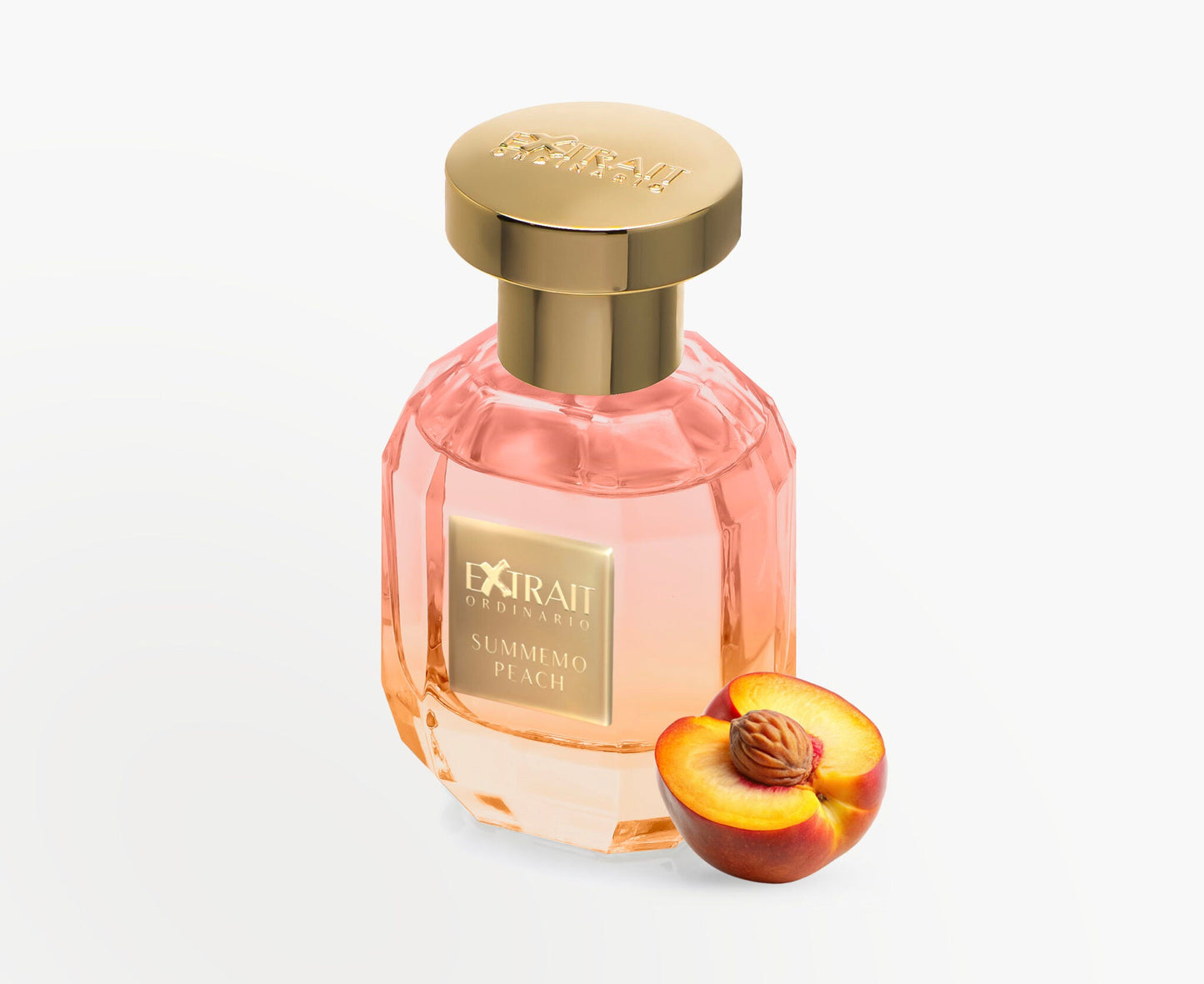 A peach-colored bottle of Summemo Peach - Extrait Ordinario by Extrait Ordinario, with a gold cap, stands beside a halved peach, capturing the freshness and femininity of summer on a white background.